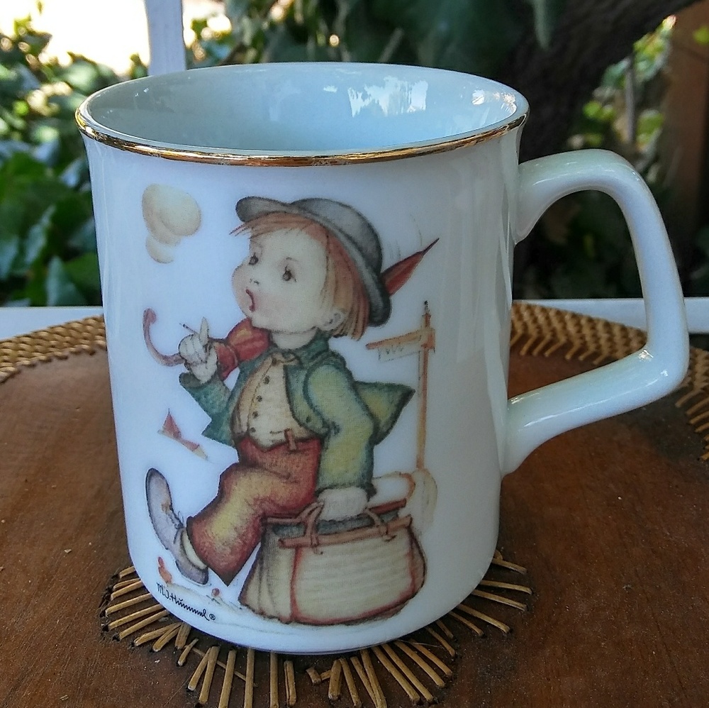 M.I HUMMEL 'The Merry Wanderer' coffee or tea mug.